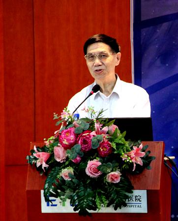武汉大学附属爱尔眼科医院院长喻长泰教授发表演讲