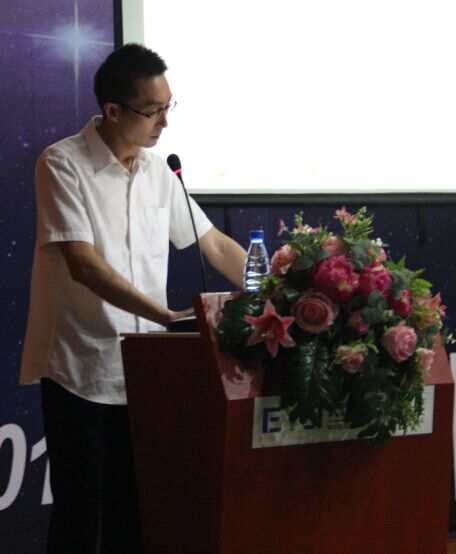 武汉大学附属爱尔眼科白内障科鲍先议主任发表演讲